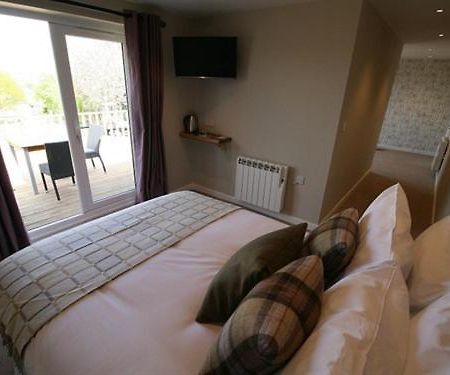 The Fox & Hounds Hotel Суиндън Стая снимка