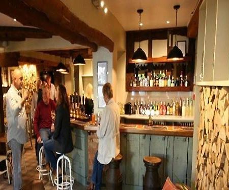 The Fox & Hounds Hotel Суиндън Стая снимка