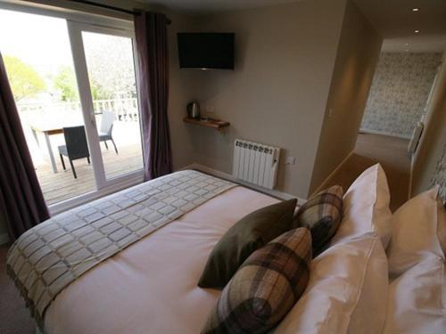 The Fox & Hounds Hotel Суиндън Стая снимка