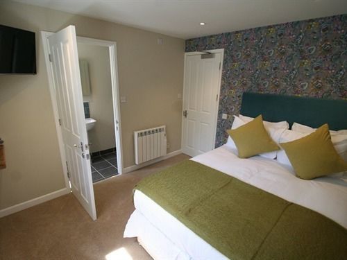 The Fox & Hounds Hotel Суиндън Екстериор снимка