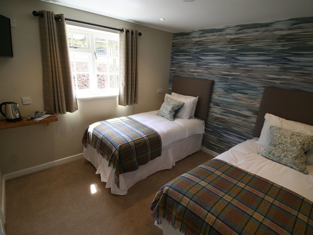 The Fox & Hounds Hotel Суиндън Екстериор снимка