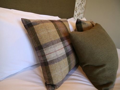 The Fox & Hounds Hotel Суиндън Екстериор снимка