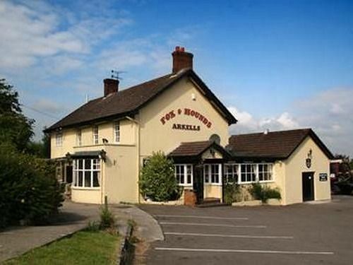 The Fox & Hounds Hotel Суиндън Екстериор снимка